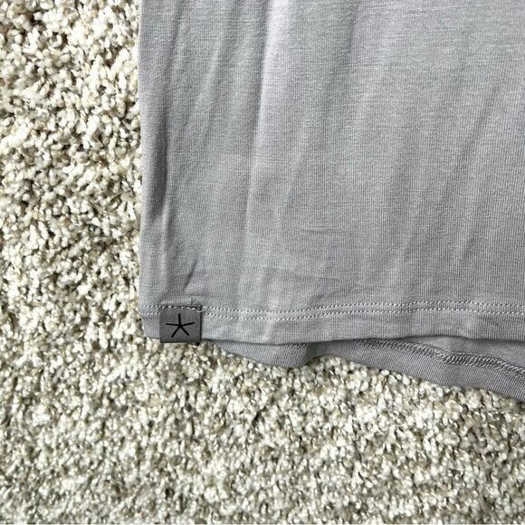 Barefoot Dreams Top Women’s Medium Malibu Gray V-Neck Short Sleeve Tee NWT - Picture 4 of 7